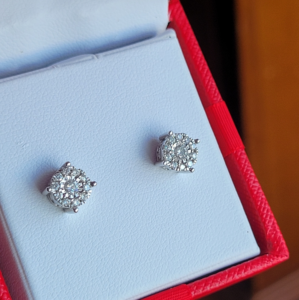 1/3 cctw Diamond Earrings on 14 karat White Gold - Never Worn